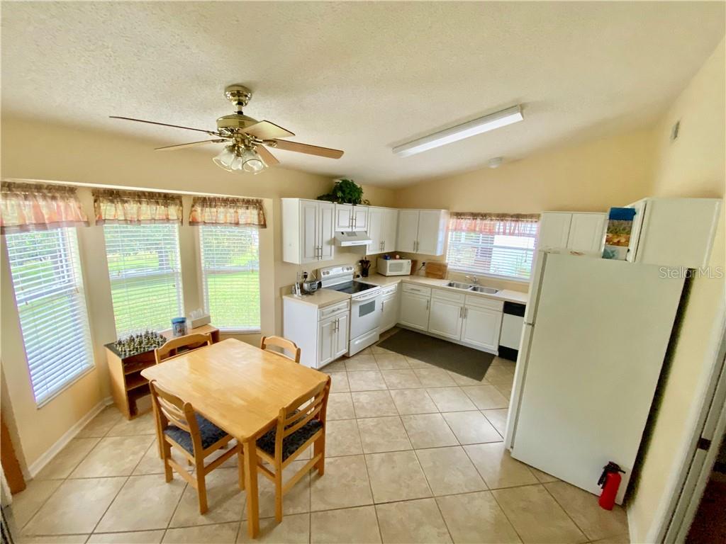 LARGE EAT IN KITCHEN