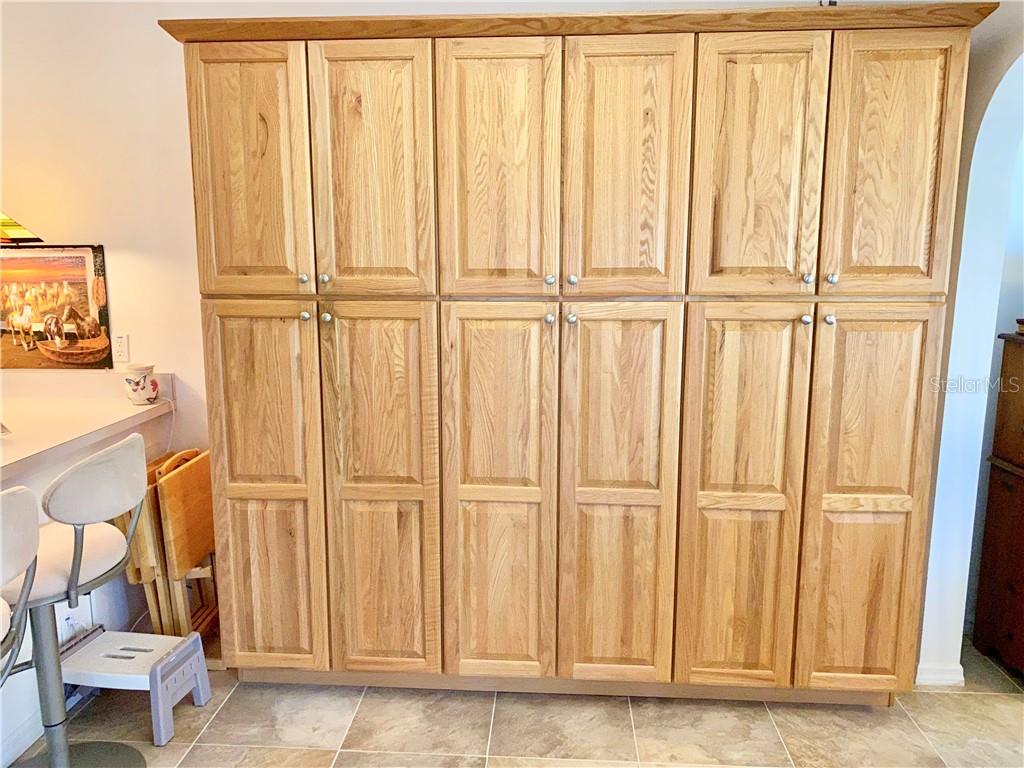 BEAUTIFUL EXTRA CABINETRY
