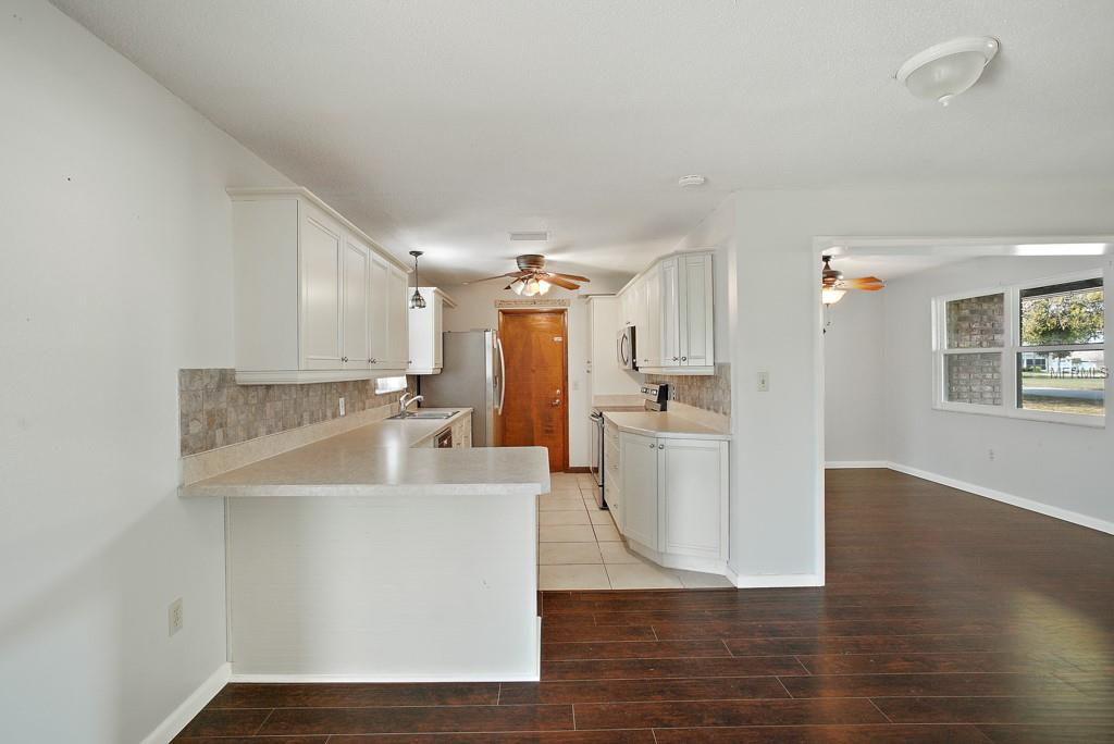 Kitchen with breakfast bar