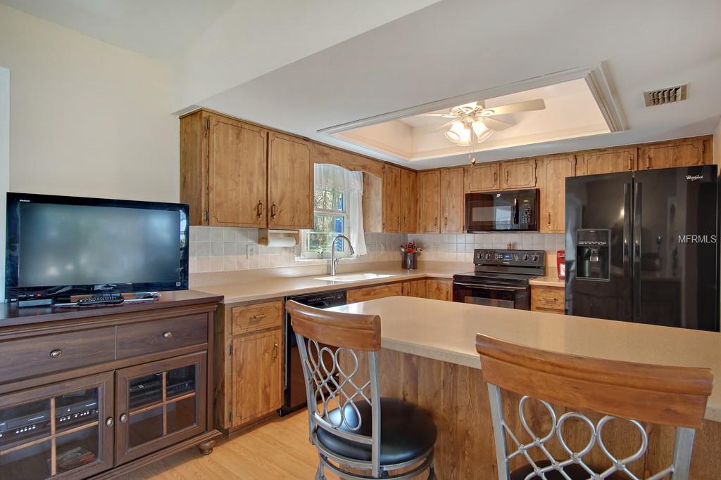 Kitchen & breakfast bar