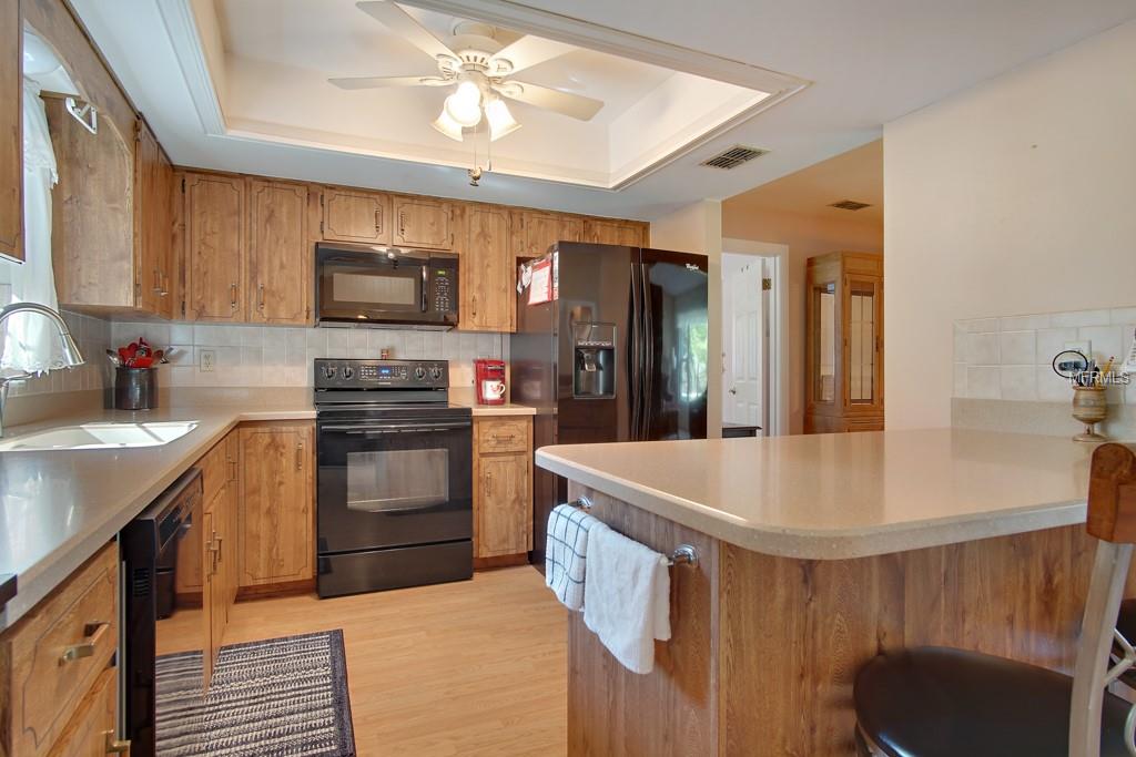 Kitchen & breakfast bar