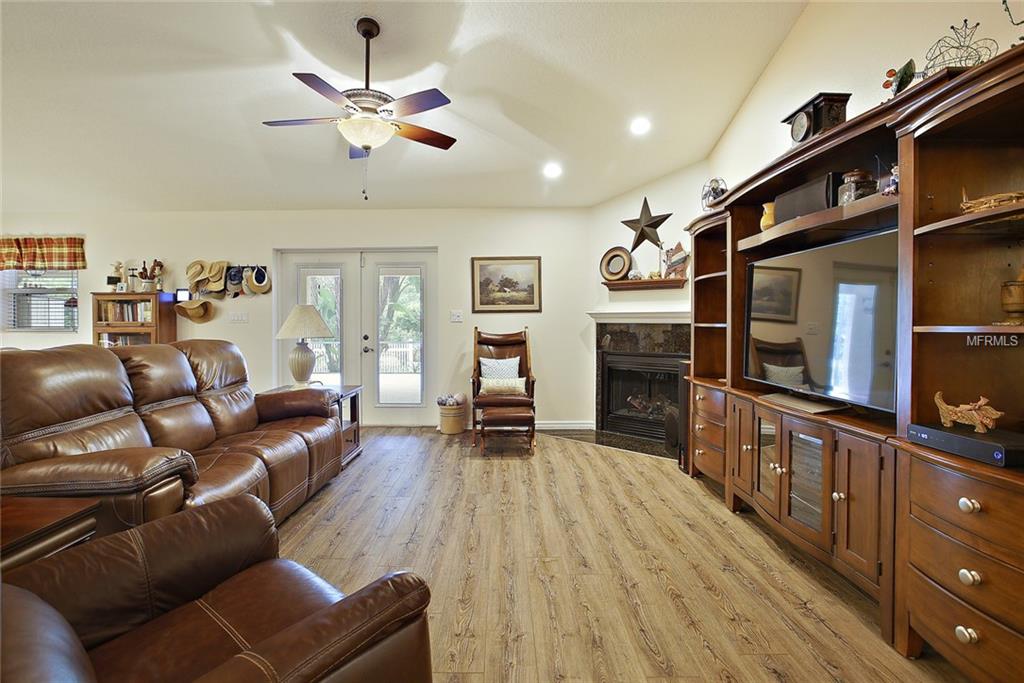 COMFORTABLE FAMILY ROOM