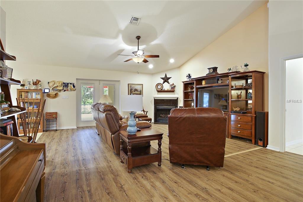 SPACIOUS FAMILY ROOM