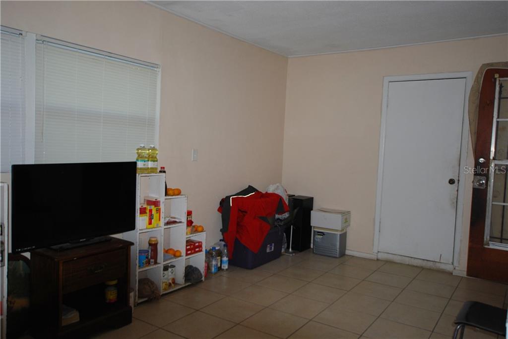 Enormous Florida room which could easy be converted into another Bedroom with another Bath.