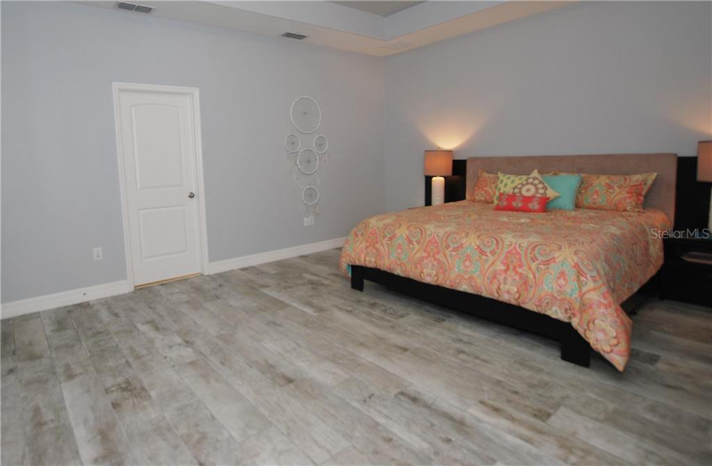 Wonderful Master with En-Suite Bath and Walk-In Closet.