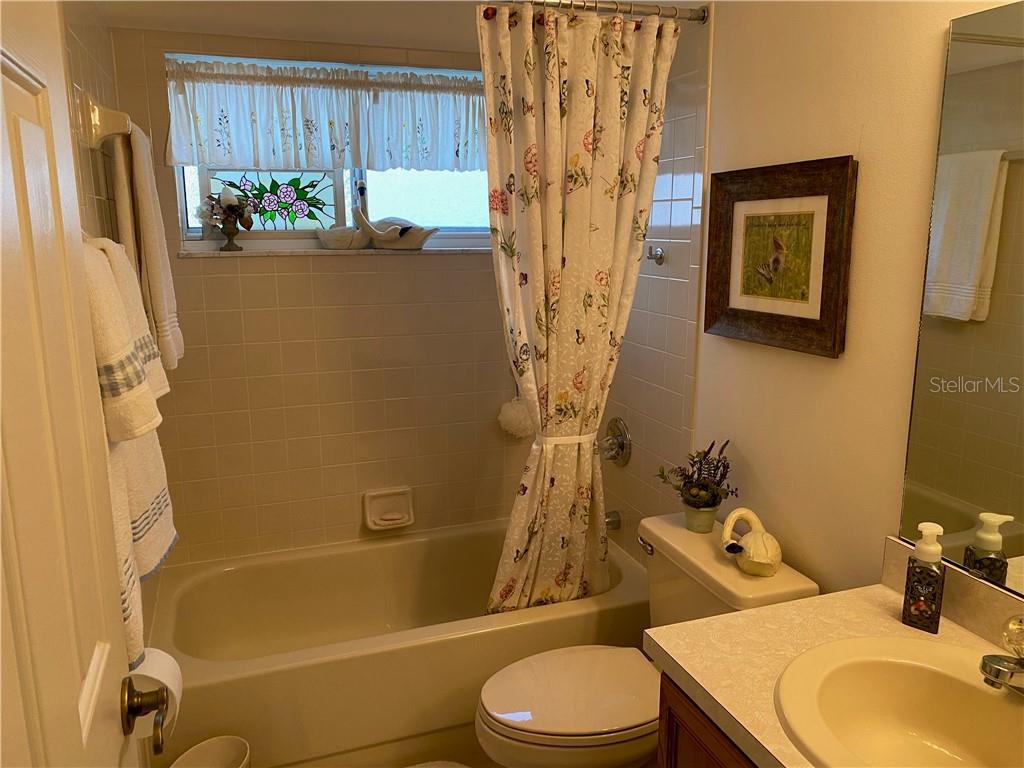 SECOND MASTER BATHROOM