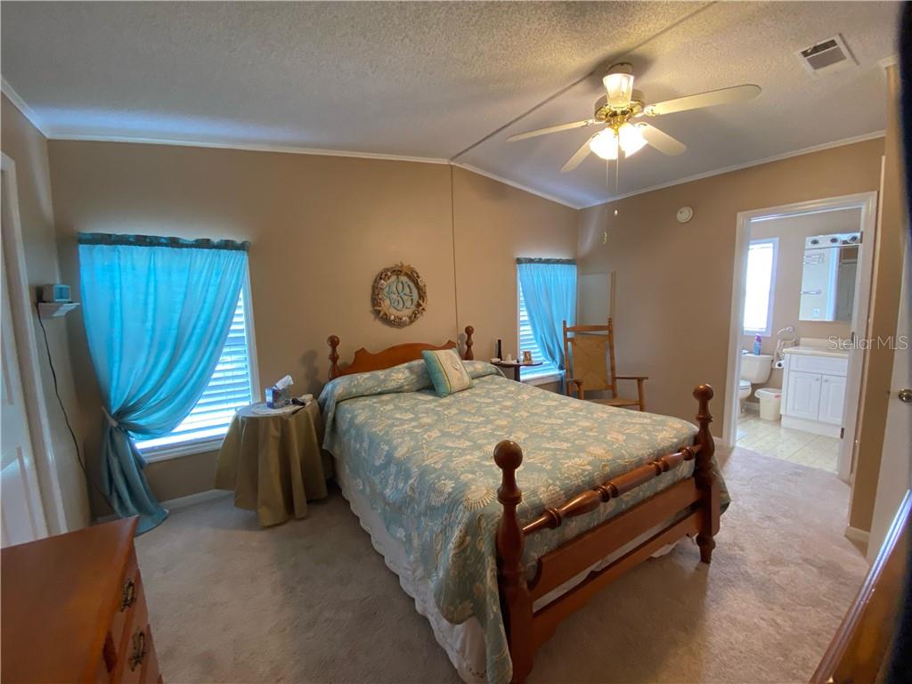 LARGE MASTER BEDROOM