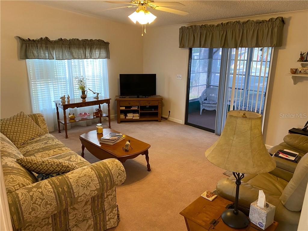 COMFORTABLE LIVING ROOM