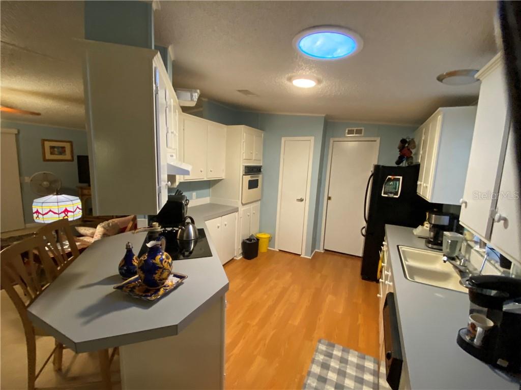 SPACIOUS KITCHEN BREAKFAST BAR