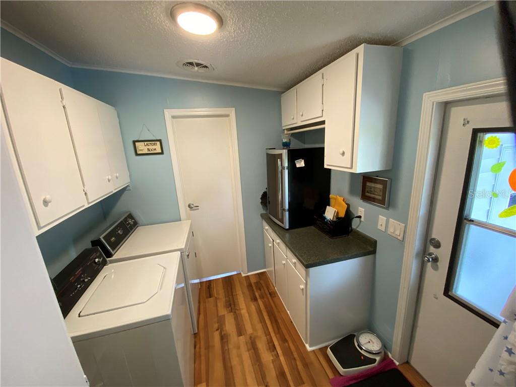 NICE LAMINATE FLOORING IN UTILITY ROOM
