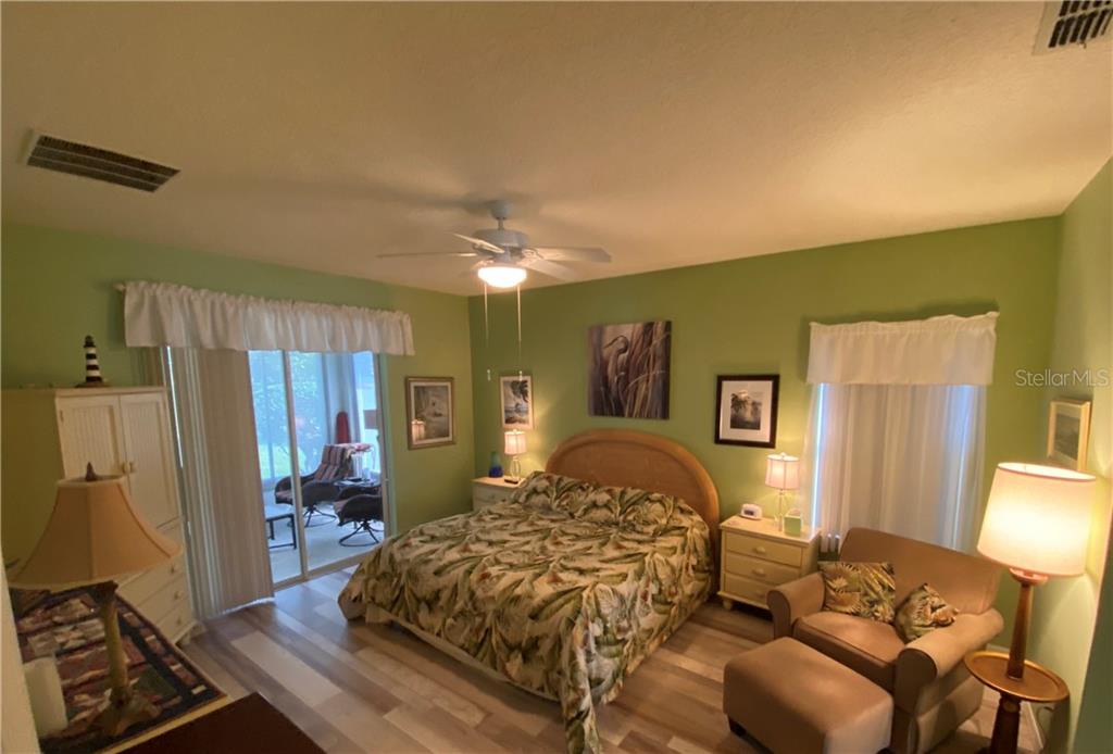 LARGE MASTER BEDROOM