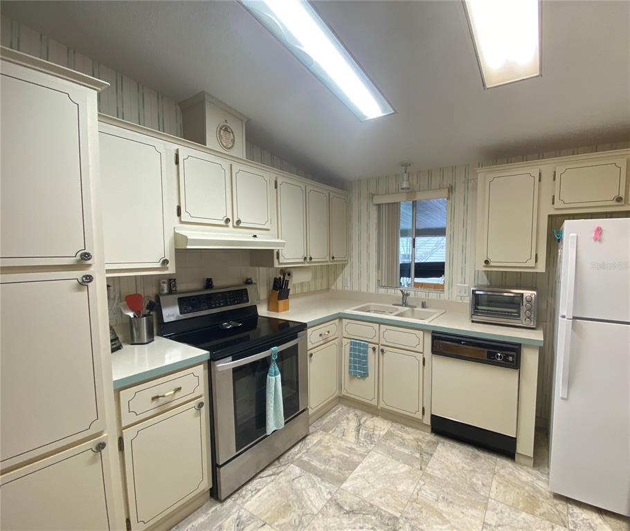 NICE WORKING LAYOUT IN KITCHEN