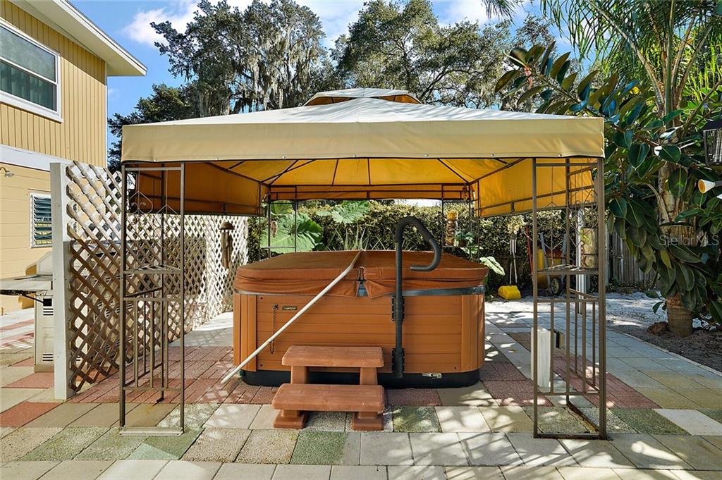 From the cool Pool to the hot Spa - enjoy. Country Kitchen to the left