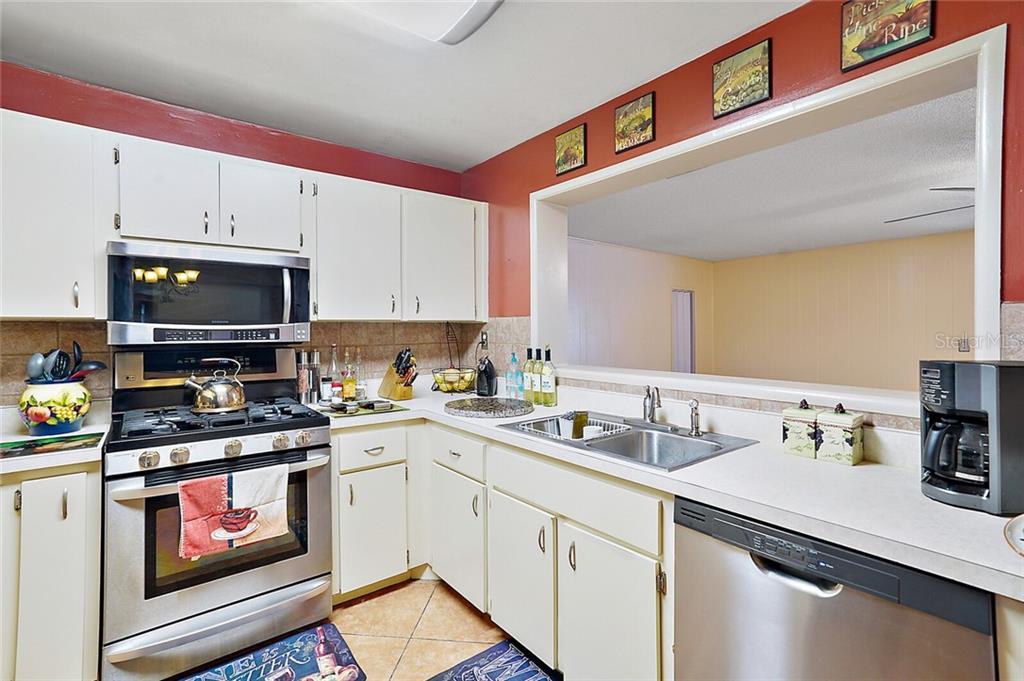 Entertaining and serving easier w/pass-through window