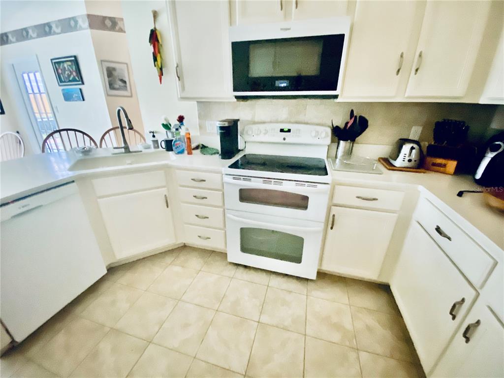 DOUBLE OVEN IN KITCHEN