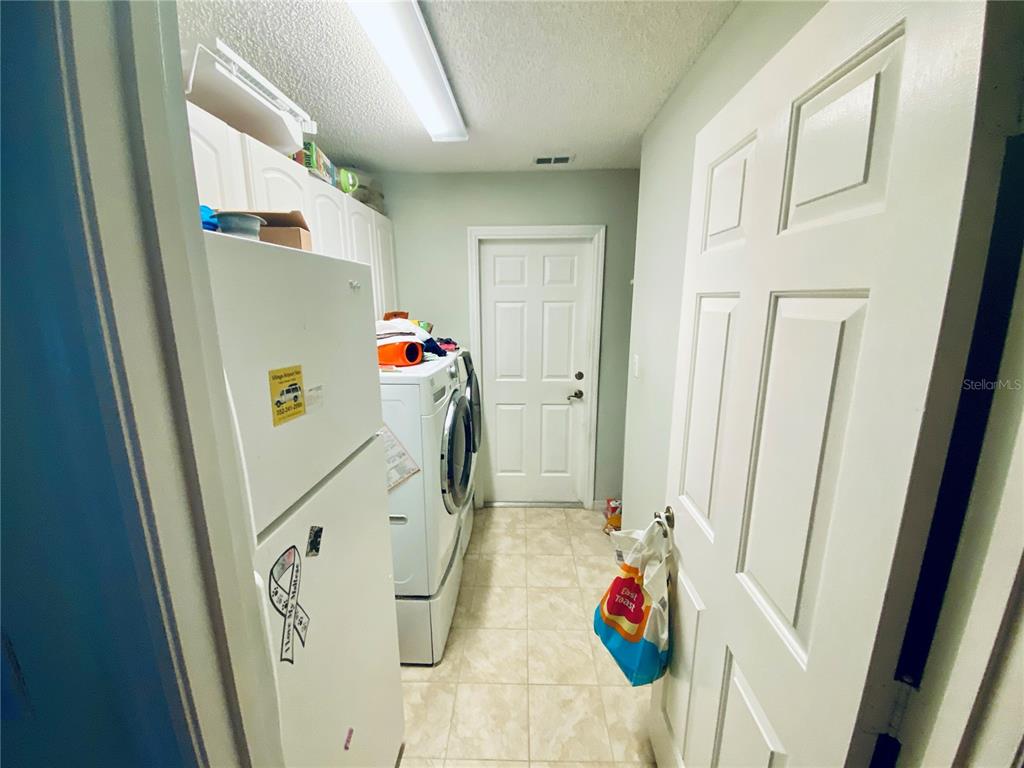 LARGE LAUNDRY ROOM