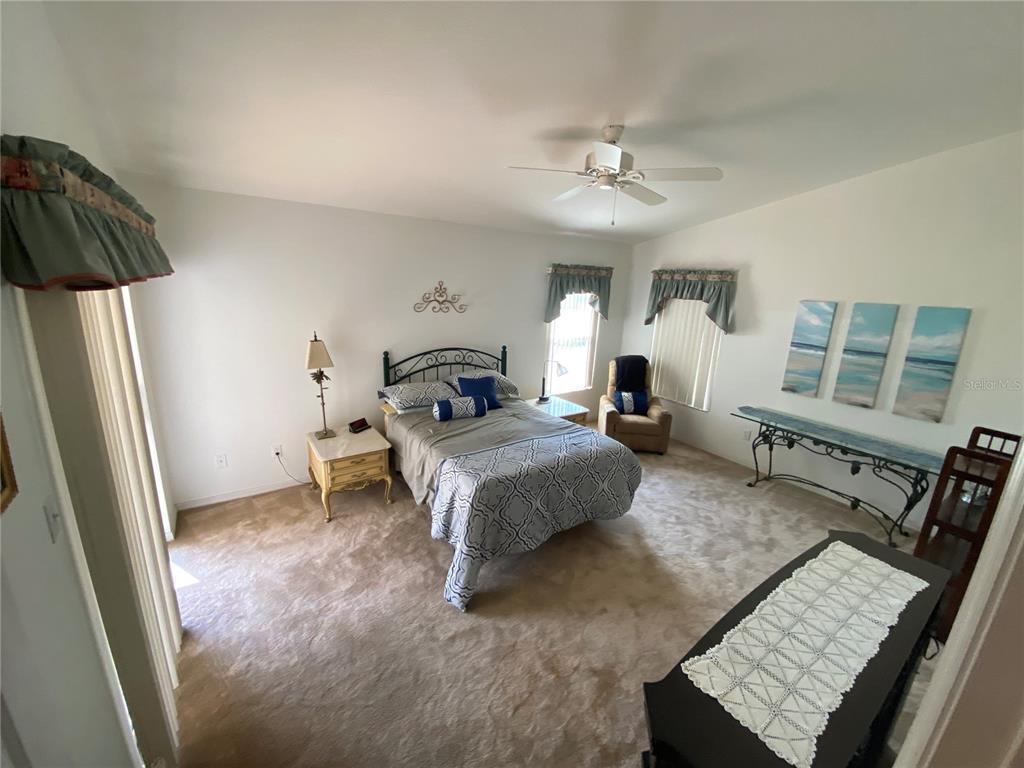 LARGE MASTER BEDROOM