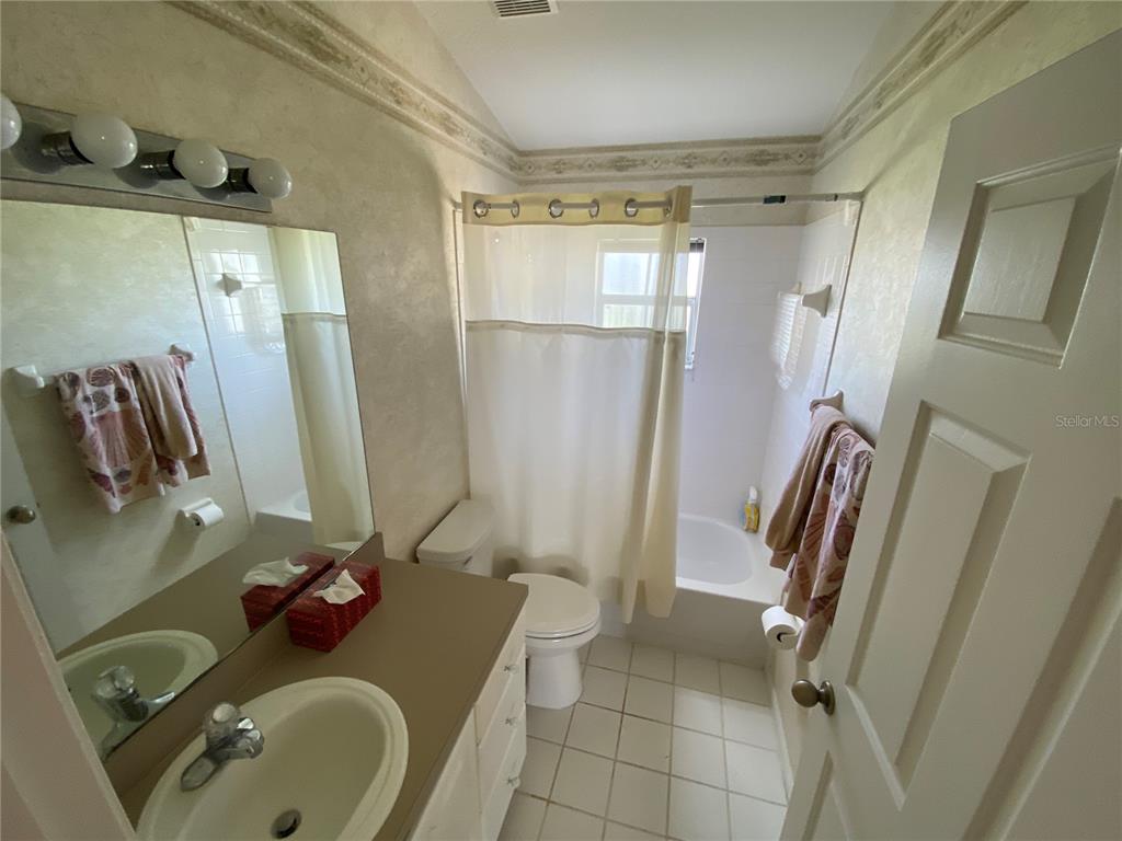 NEUTRAL COLORS IN GUEST BATH