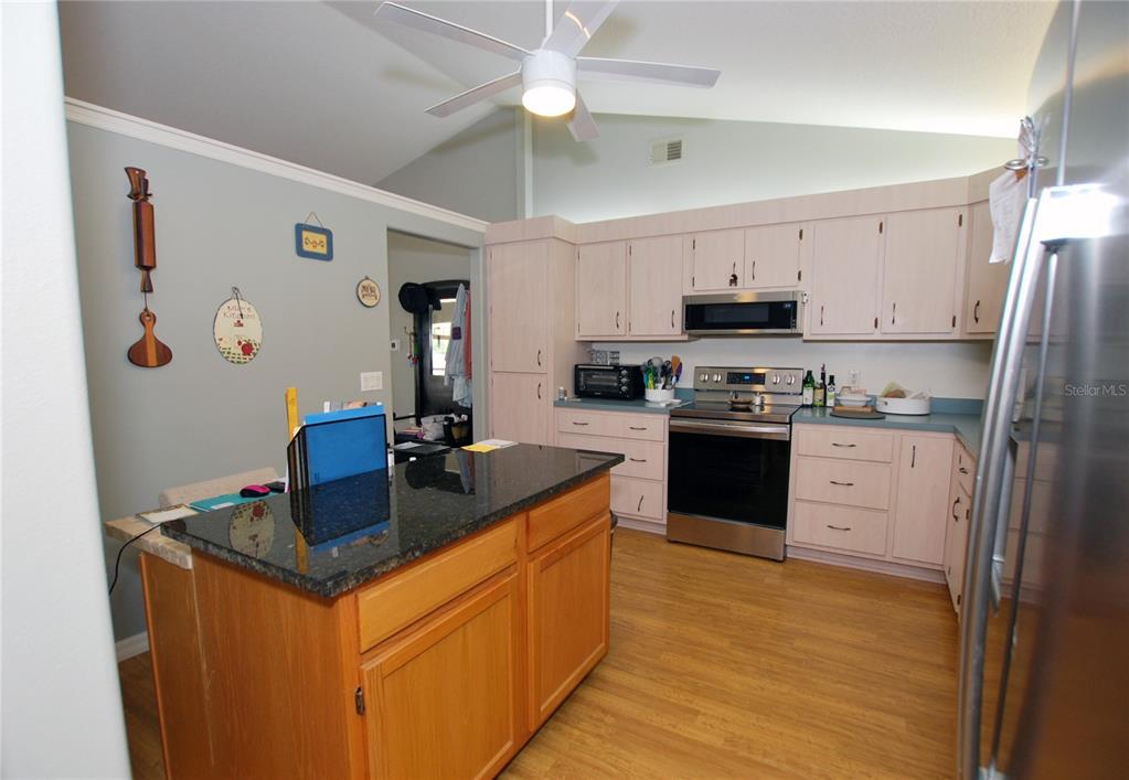 LARGE KITCHEN WITH ROOM TO EAT-IN