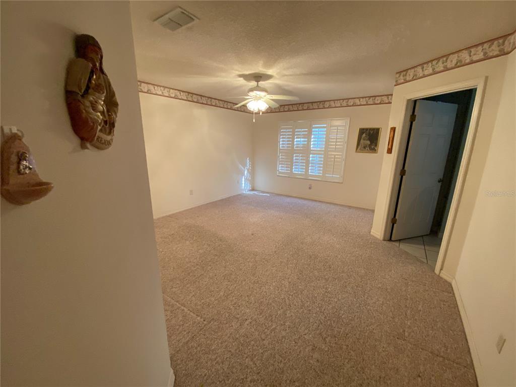 LARGE MASTER BEDROOM