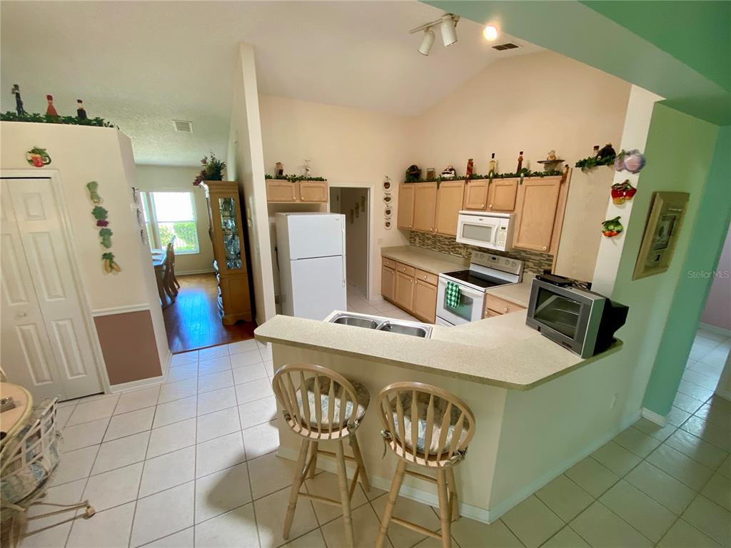 LARGE KITCHEN WITH SPRAYED STONE COUNTERTOPS