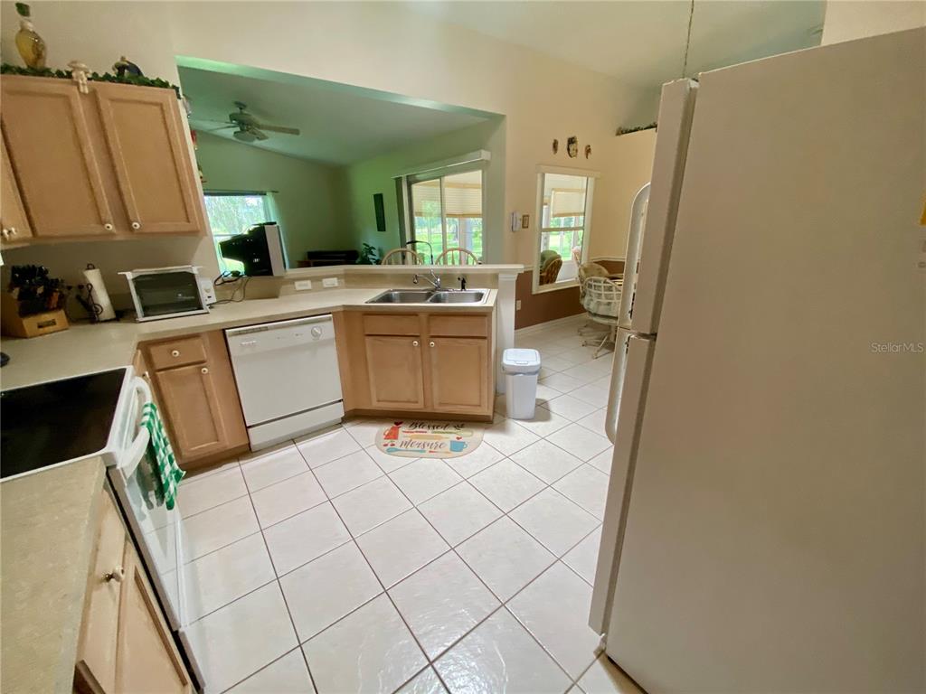 NICELY APPOINTED KITCHEN SPACE