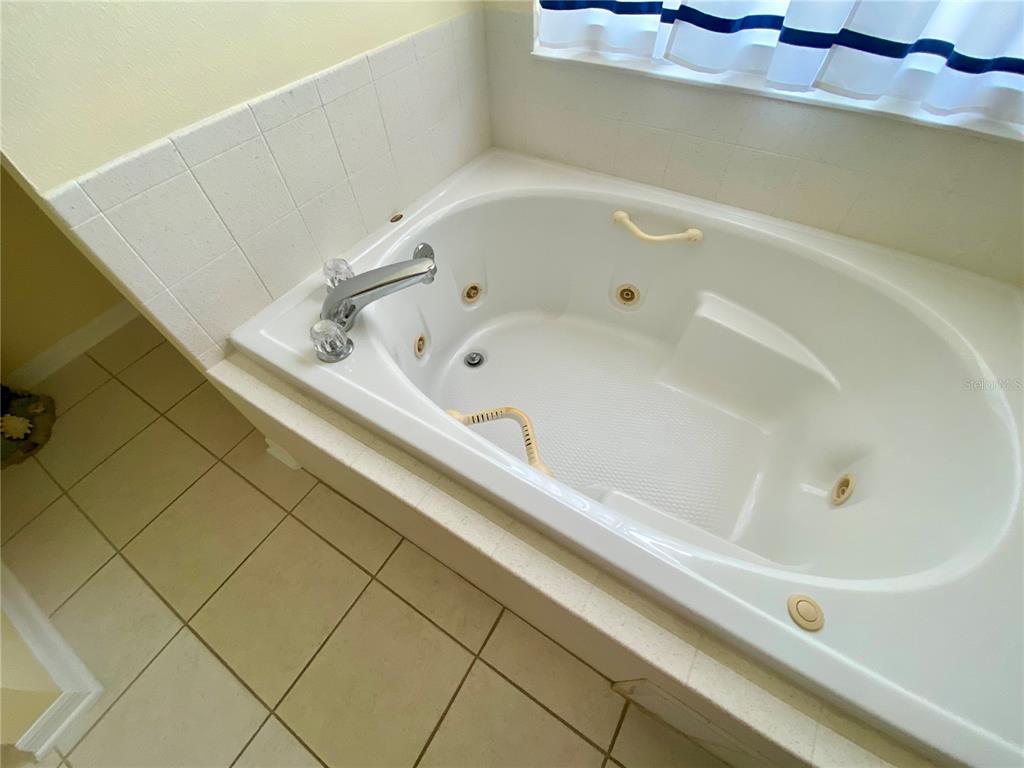JACUZZI TUB IN MASTER BATH
