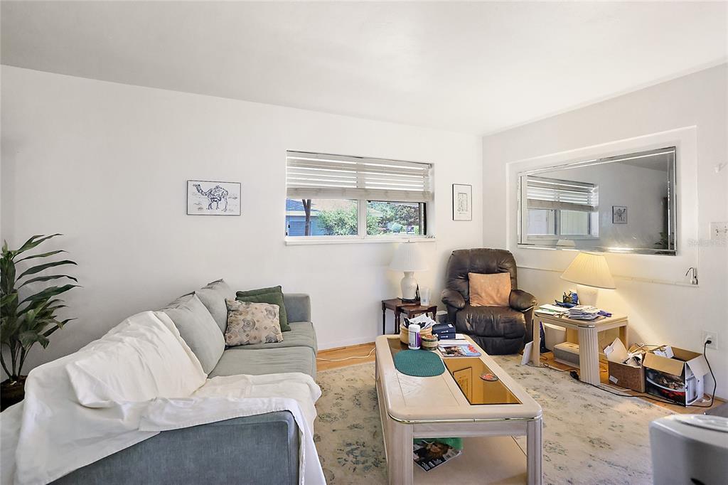 909 Newman, Living room