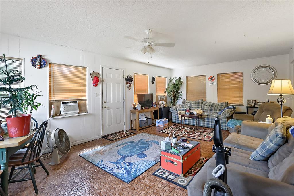 909 Newman, bonus room