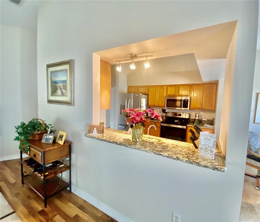 NICE PASS TROUGH FROM KITCHEN TO LIVING/DINING FOR EASY ENTERTAINING