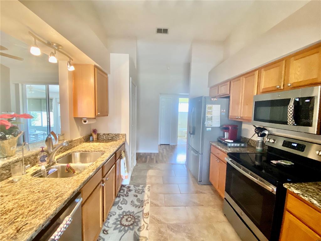 BEAUTIFUL GRANITE COUNTERTOPS IN KITCHEN
