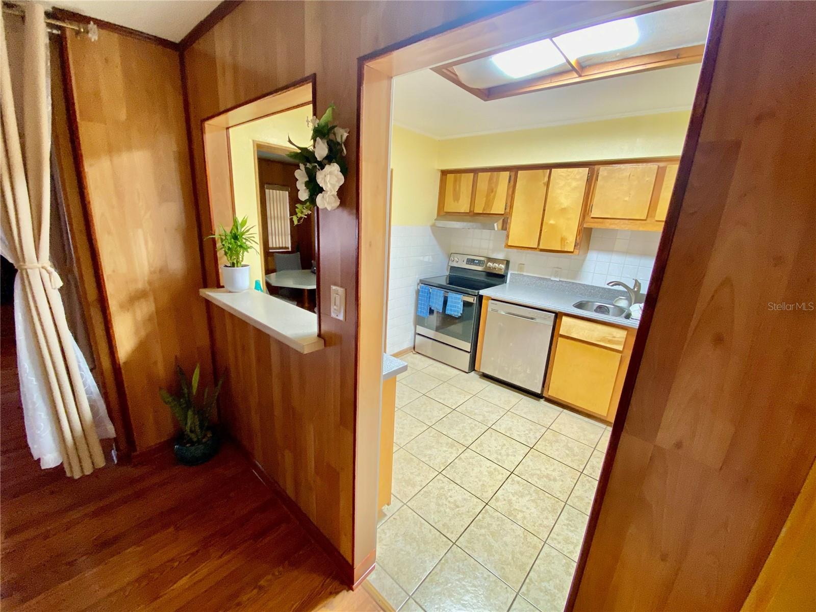 PASS THROUGH TO KITCHEN