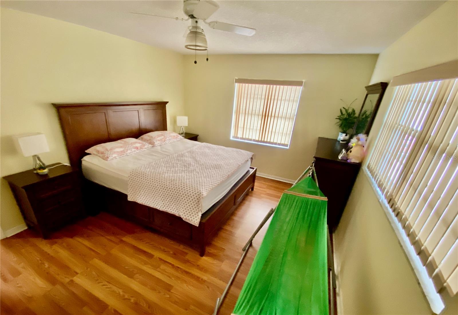 LARGE MASTER BEDROOM