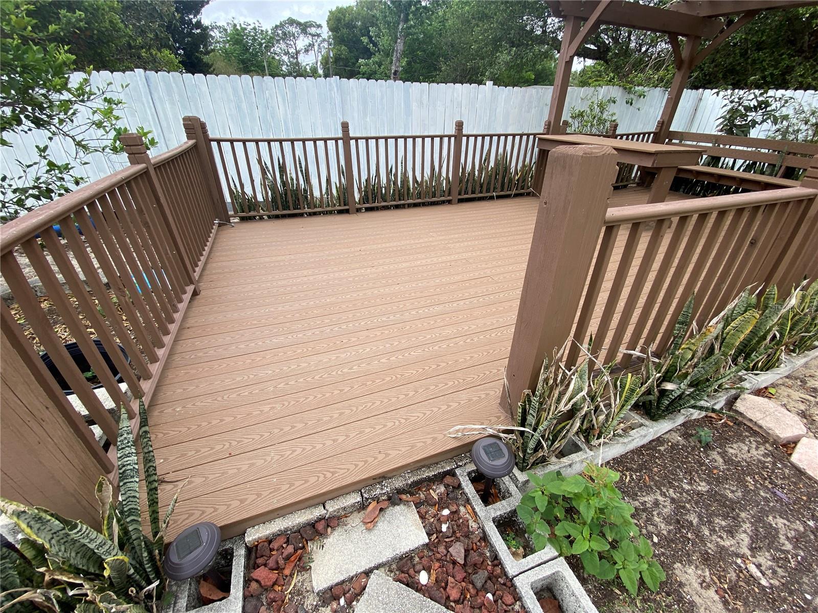COMPOSITE FLOORING ON DECKING AREA