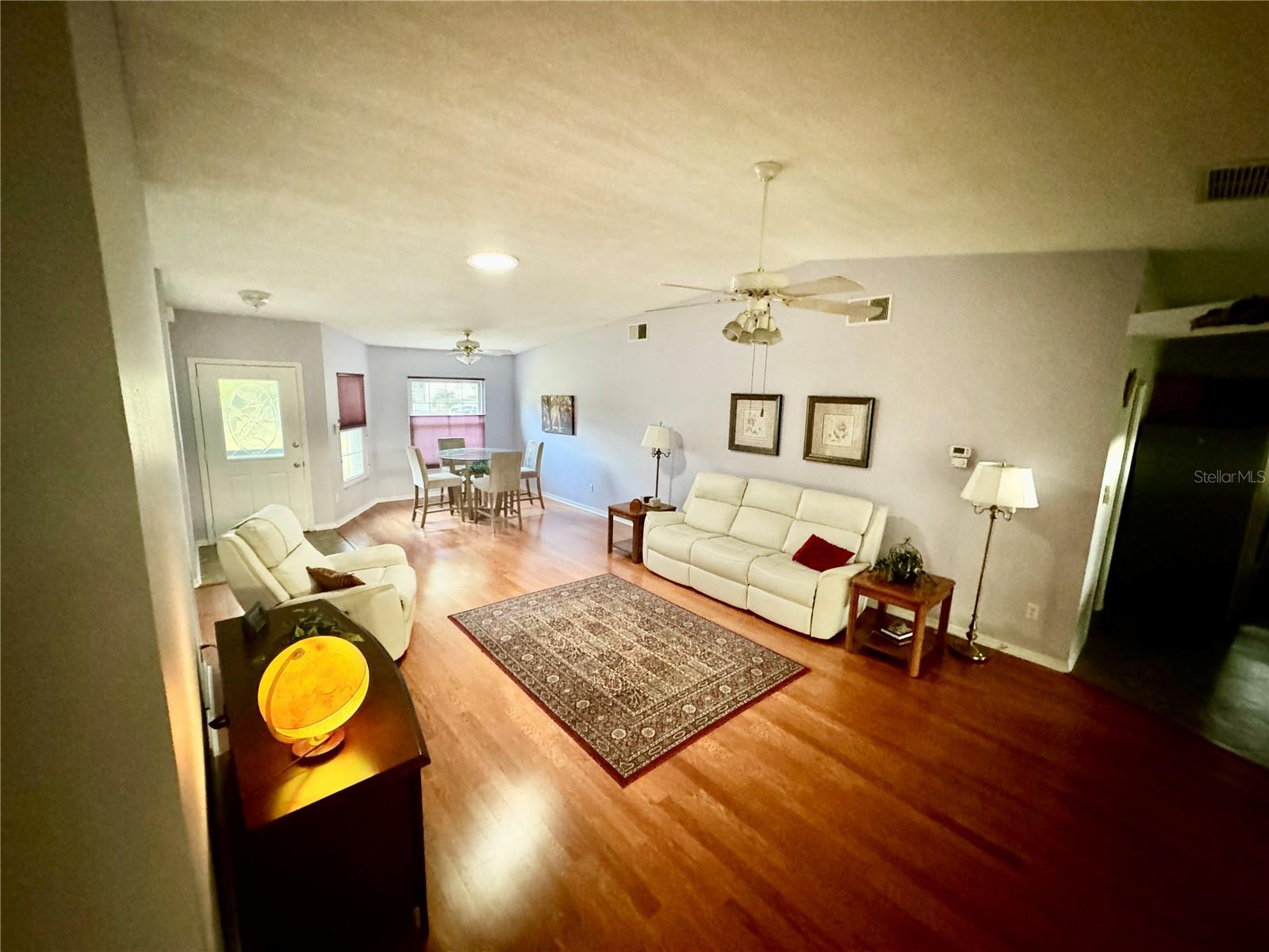 BEAUTIFUL GREAT ROOM