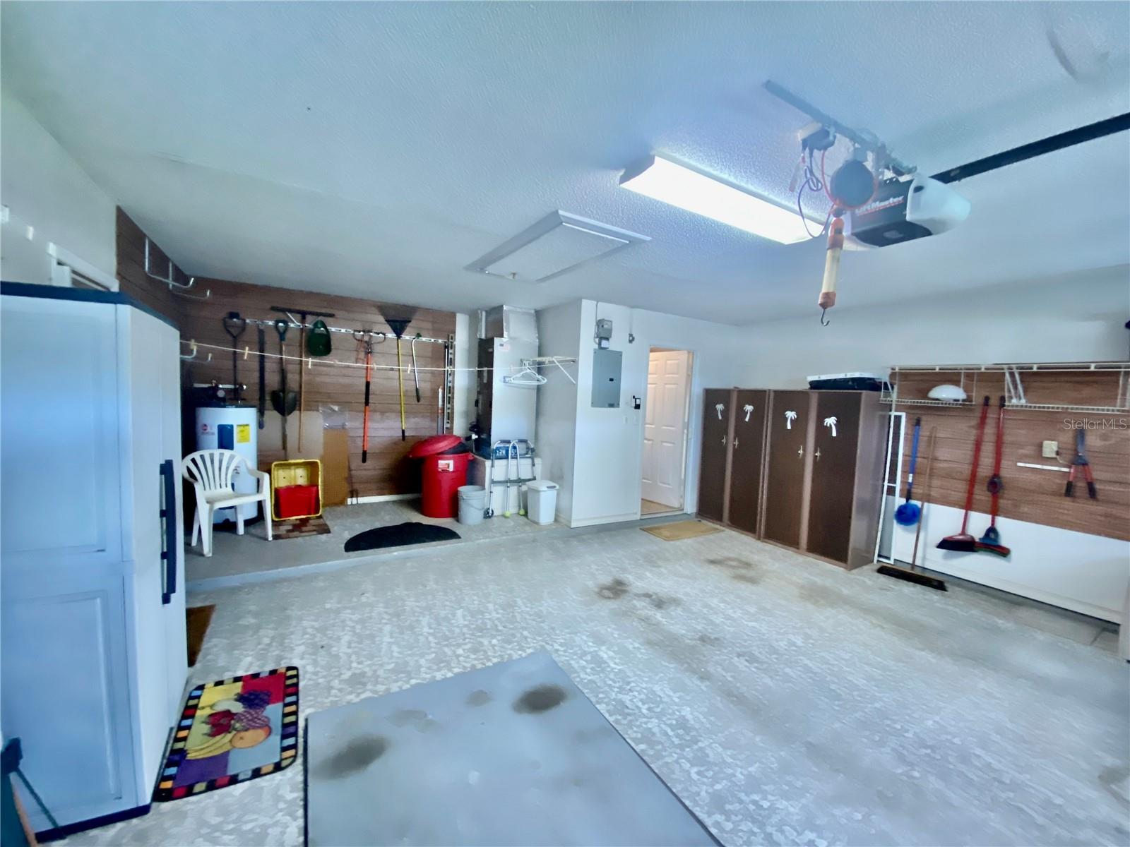 EXTENDED AREA PERFECT FOR WORKSHOP IN GARAGE