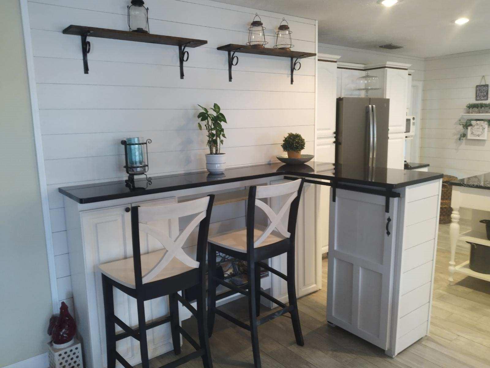 EATING SPACE AT L SHAPED BAR