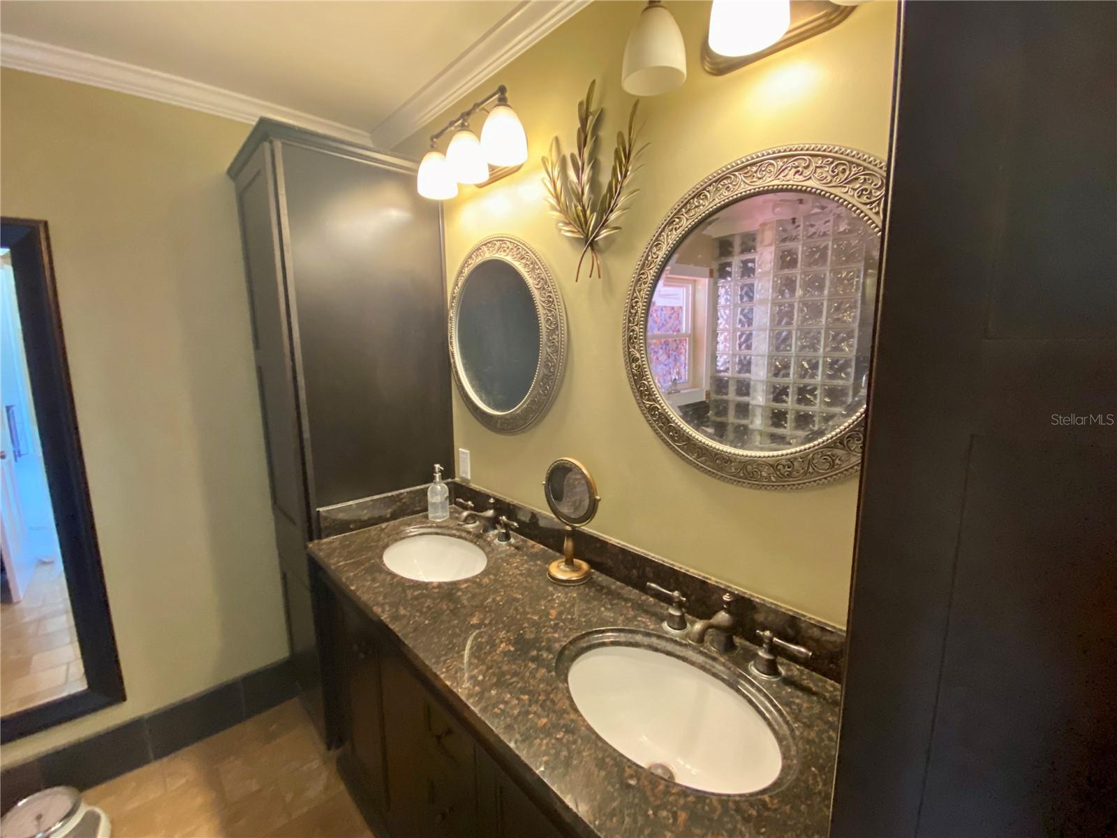 DOUBLE VANITY IN MASTER BATH WITH GRANITE COUNTERTOPS