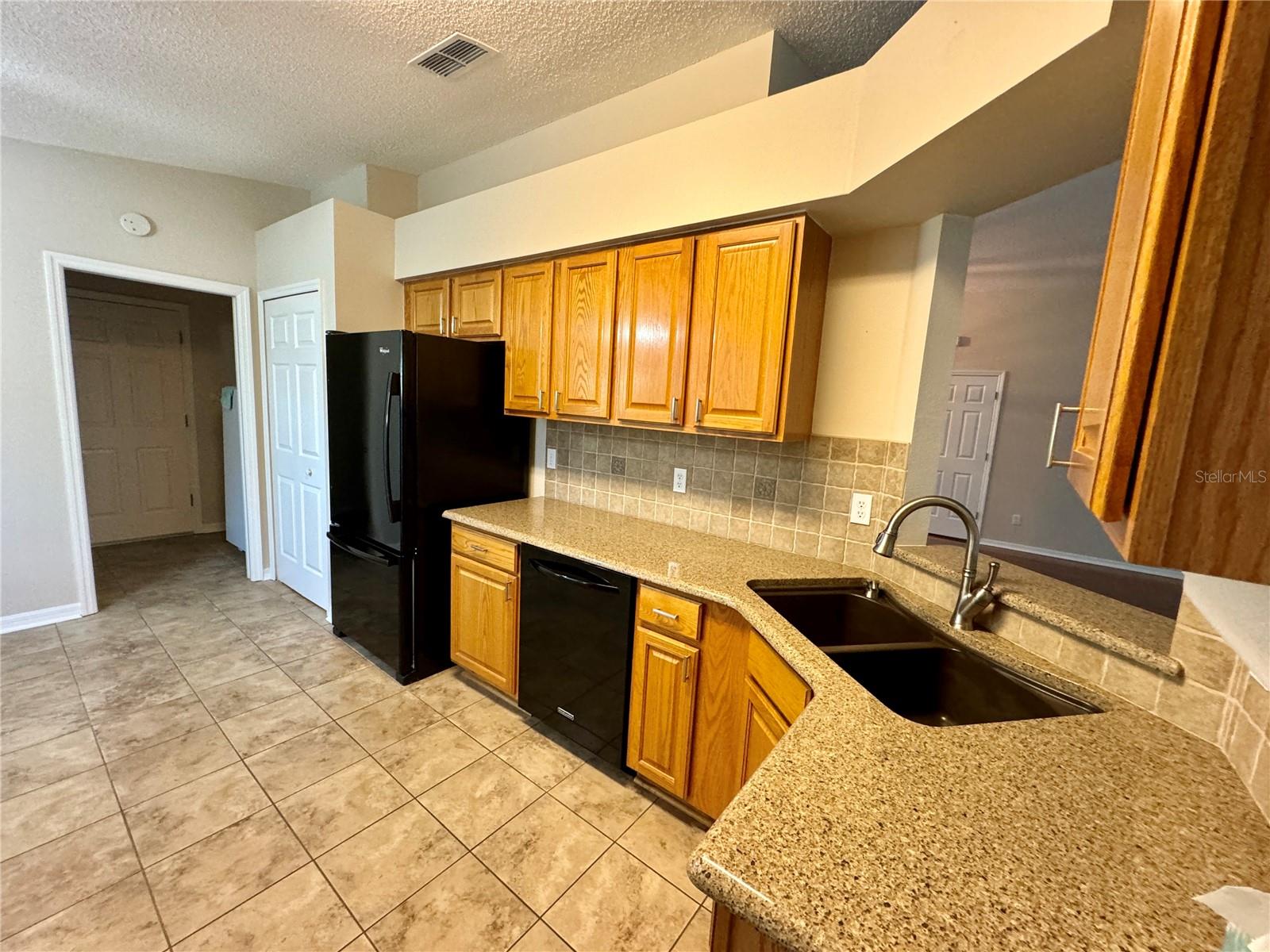 QUARTZ COUNTERTOPS, COMPOSITE GRANITE SINK, AND TILED BACKSPASH