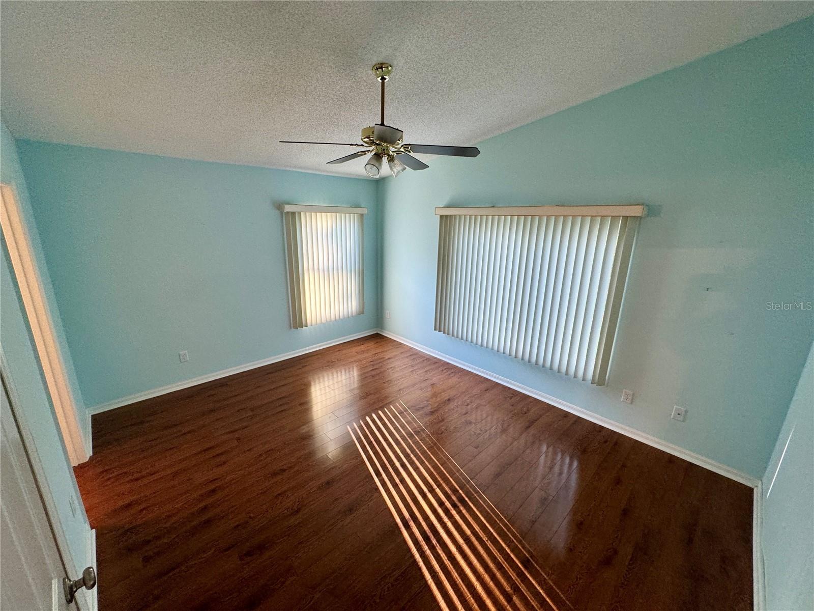 LARGE PRIMARY BEDROOM