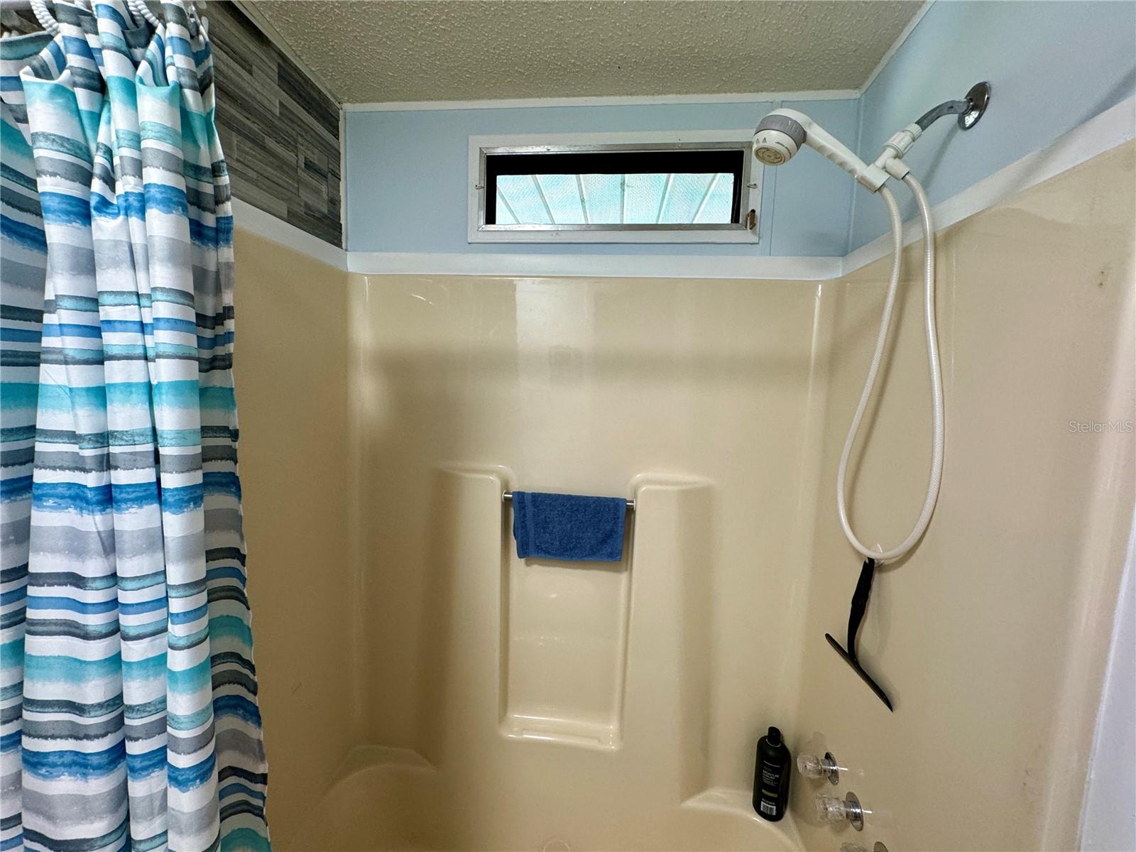 FAMILY/GUEST BATH WITH TRANSOM WINDOW