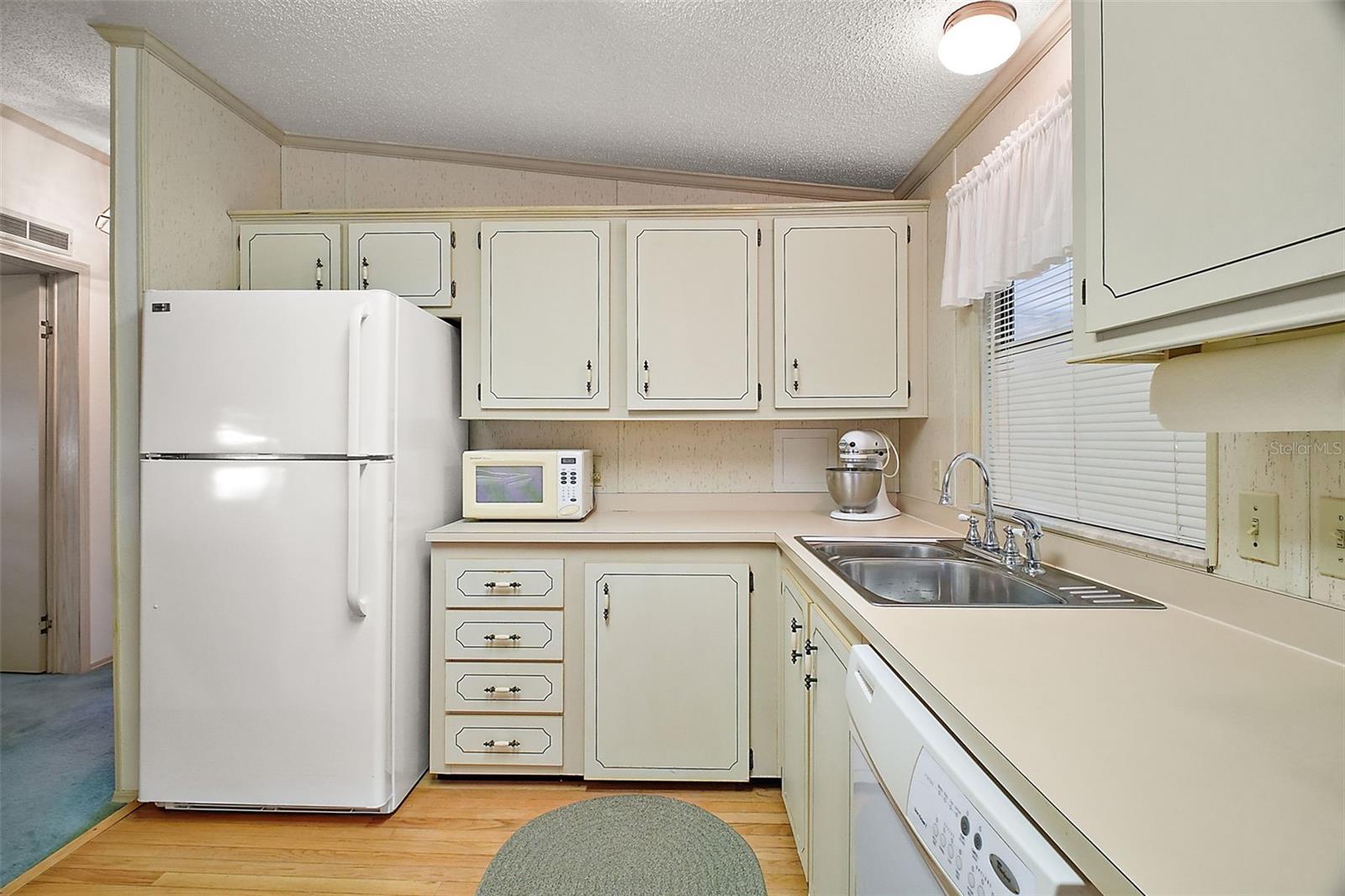 NEWR REFRIGERATORE IN KITCHEN