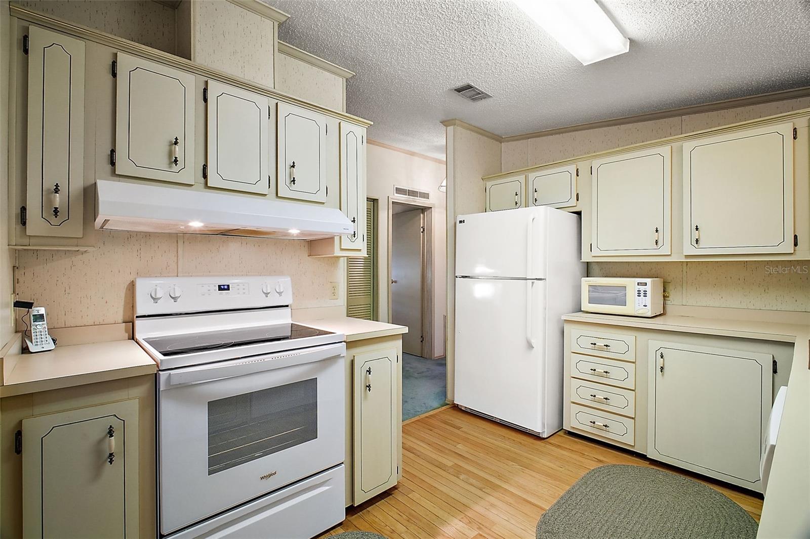 NEWER RANGE IN KITCHEN
