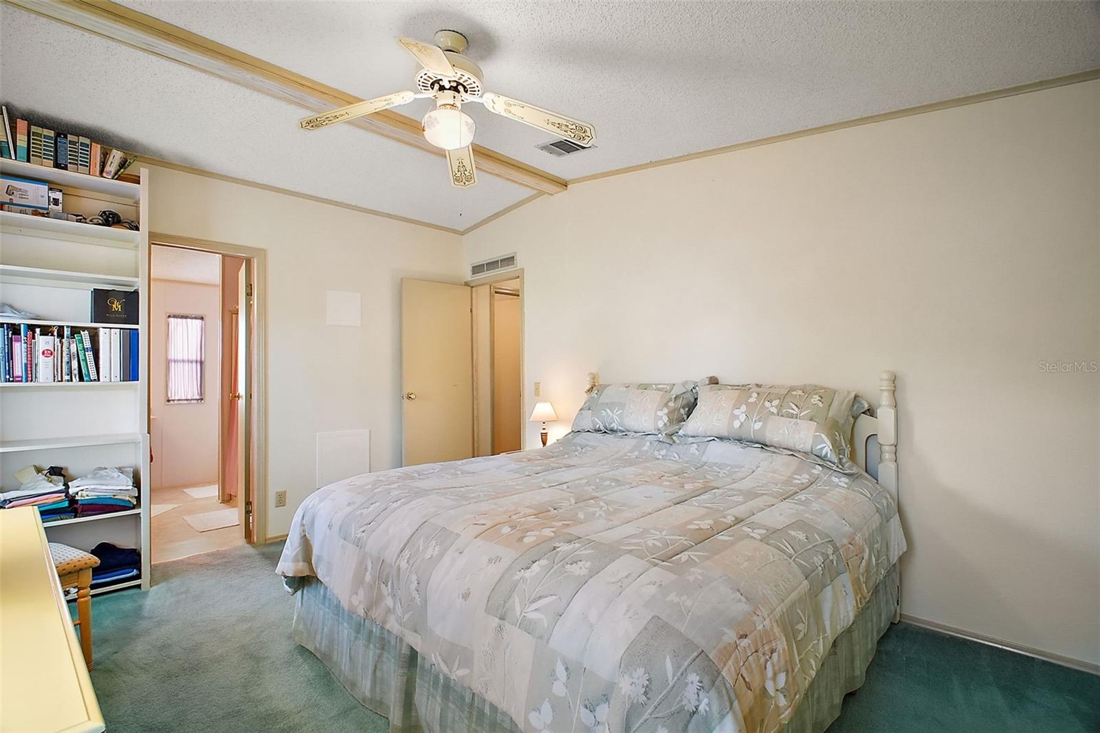 LARGE PRIMARY BEDROOM