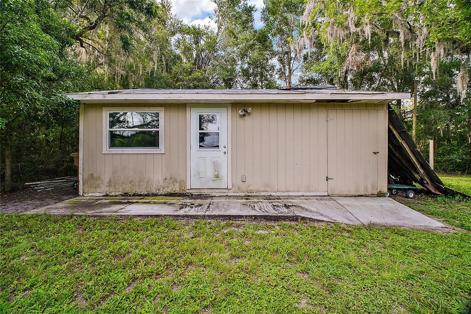 Bonus Outbuilding used as Workshop / office with wall unit AC