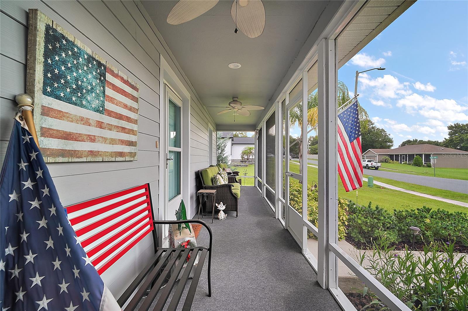 Large 5'x35' front screened porch
