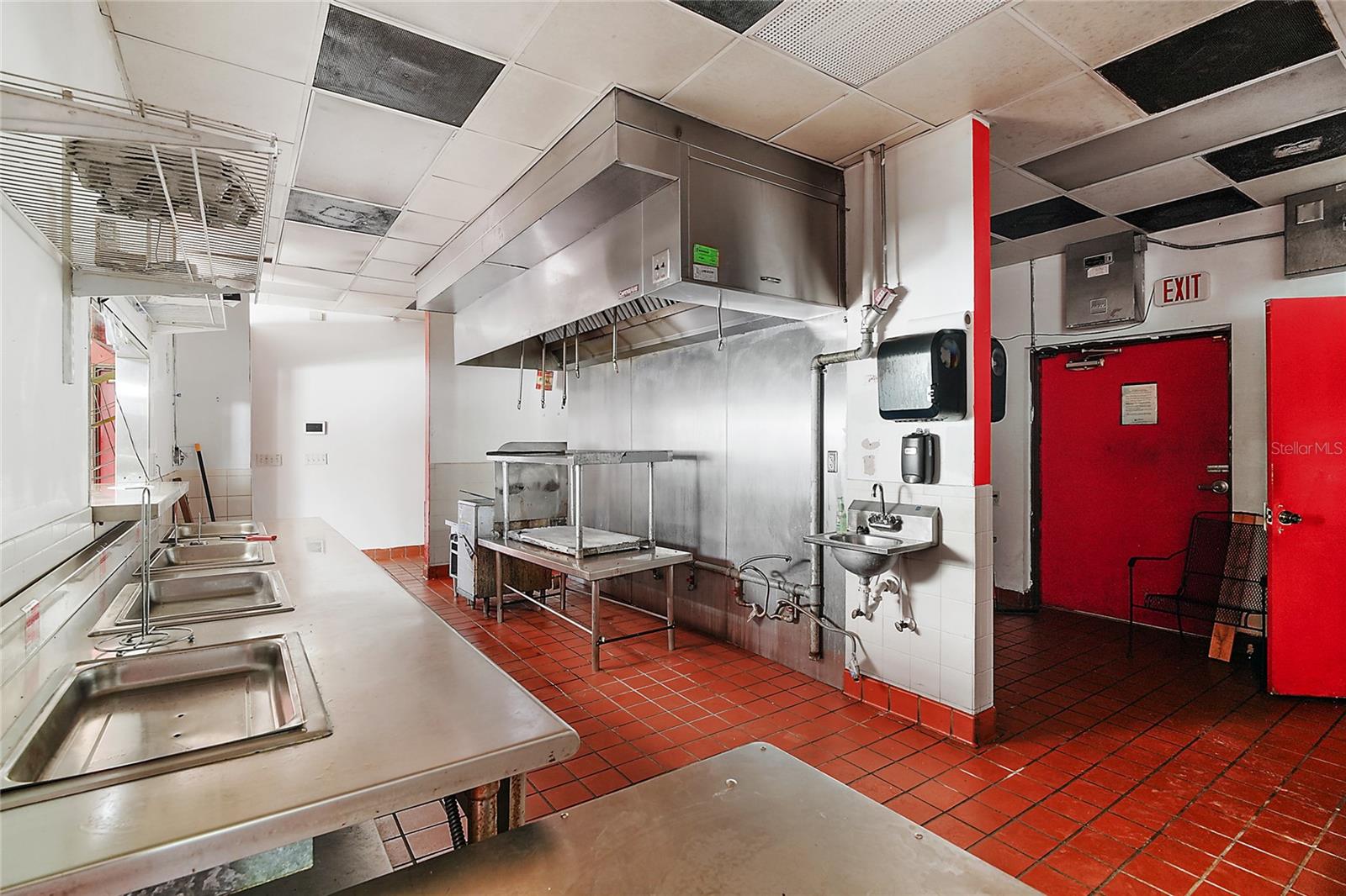 Front kitchen - prep area / pickup / drive through windows