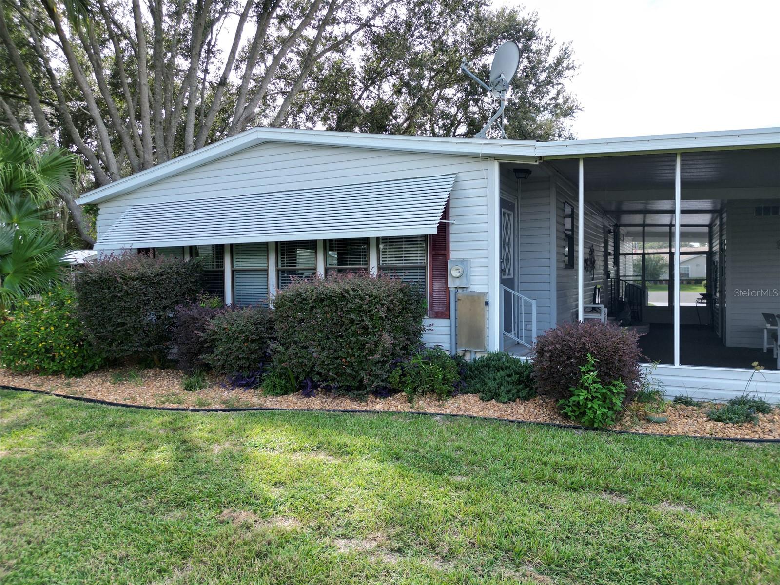 EXTERIOR REAR VIEWS