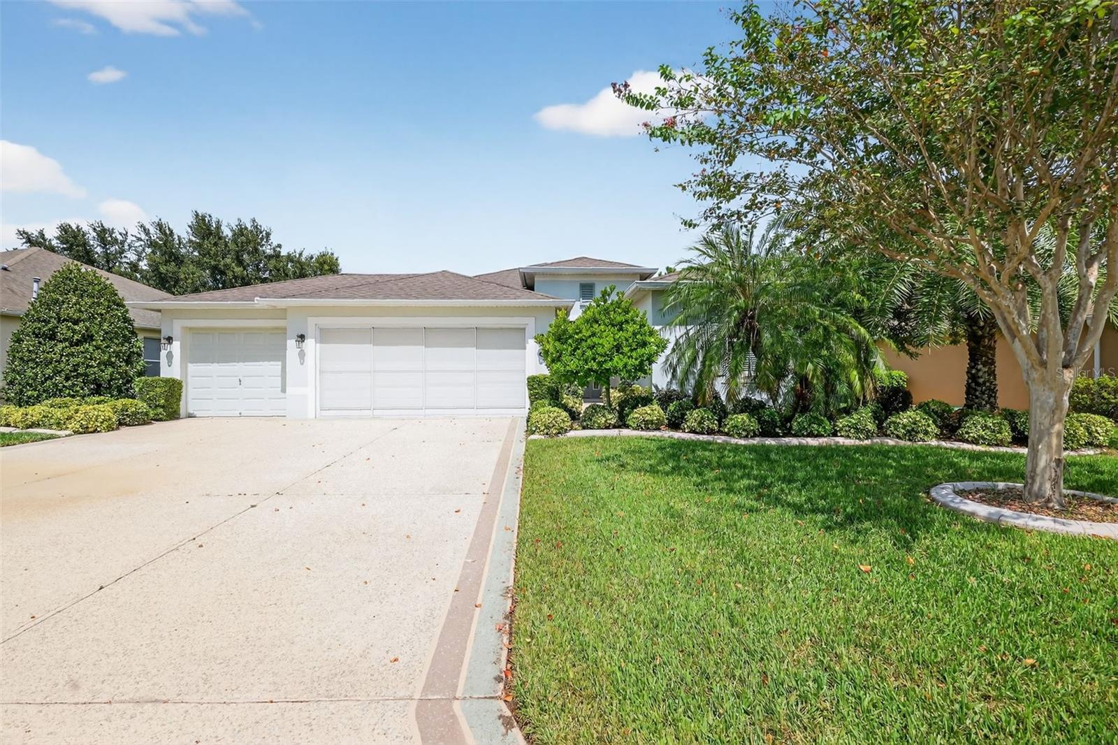 Front view wth garage doors closed