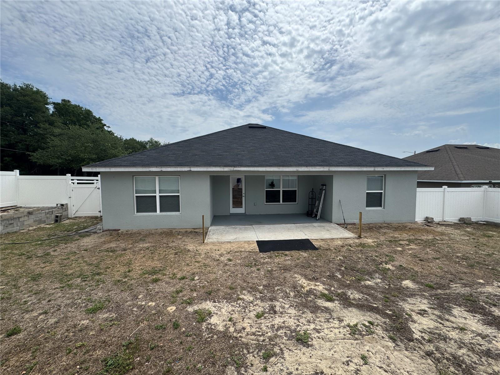 EXTERIOR REAR VIEWS